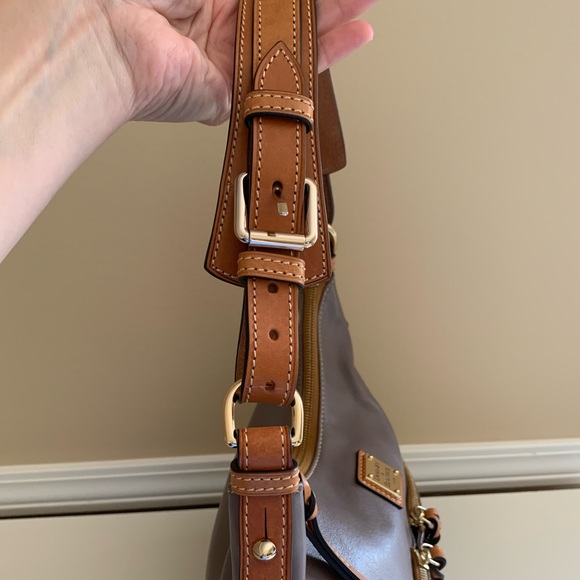 π©Ά SALE!! Dooney and Bourke Wexford Smooth Leather Zipper Sac in Taupe π©Ά - Picture 8 of 16